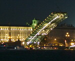 Bruåpning om kvelden, Neva, St.Petersburg Bruåpning om kvelden, Neva, St.Petersburg